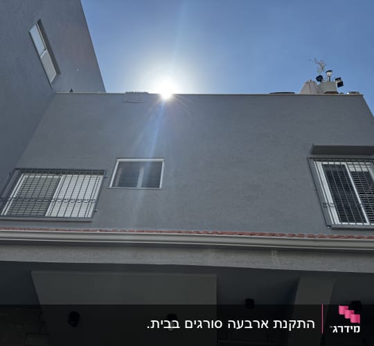 התקנת סורגים ישרים ממתכת בחלונות בית מגורים